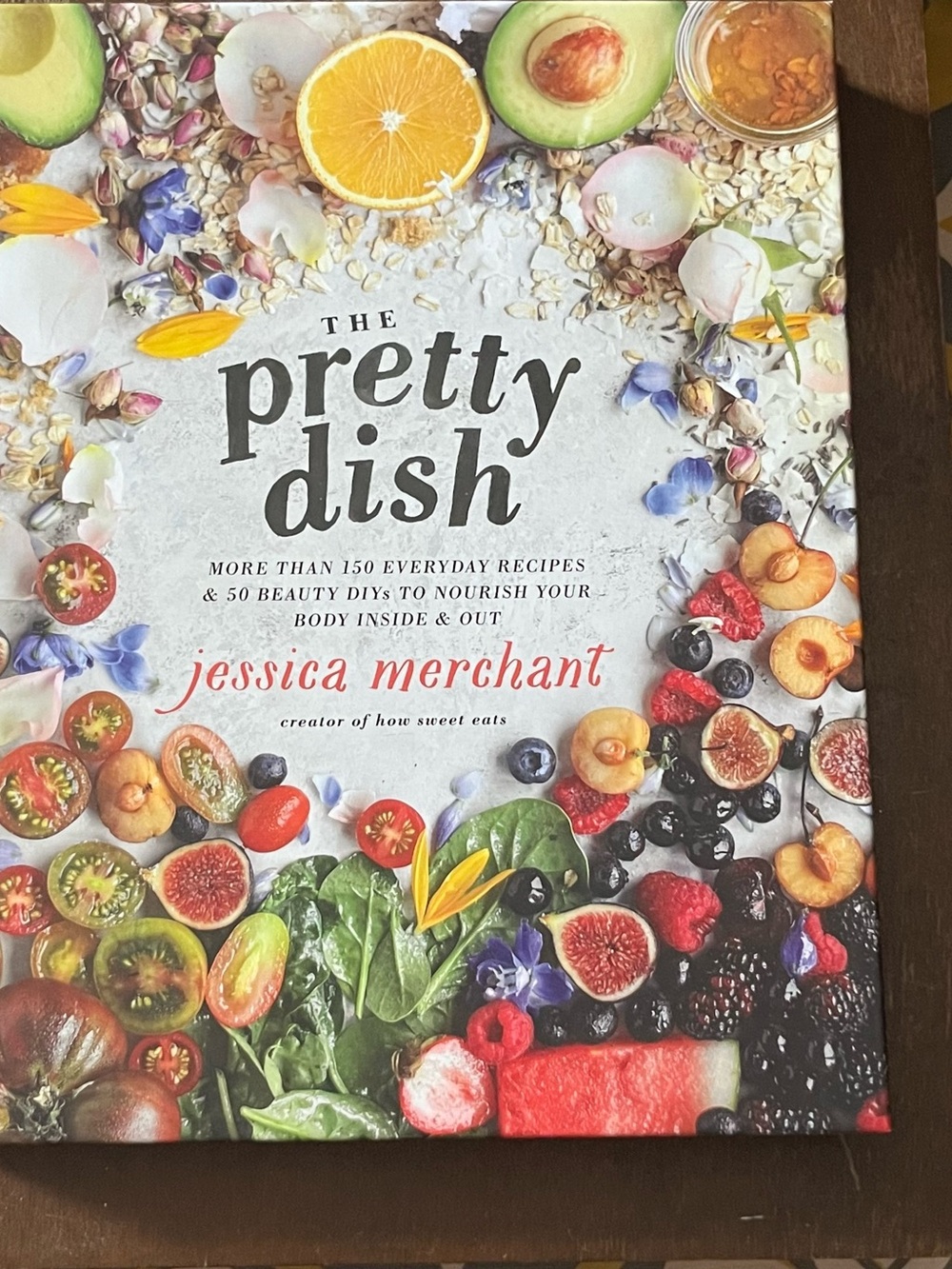 The Pretty Dish by - Colorful Fruit & Greens Cookbook (White/Multicolor)